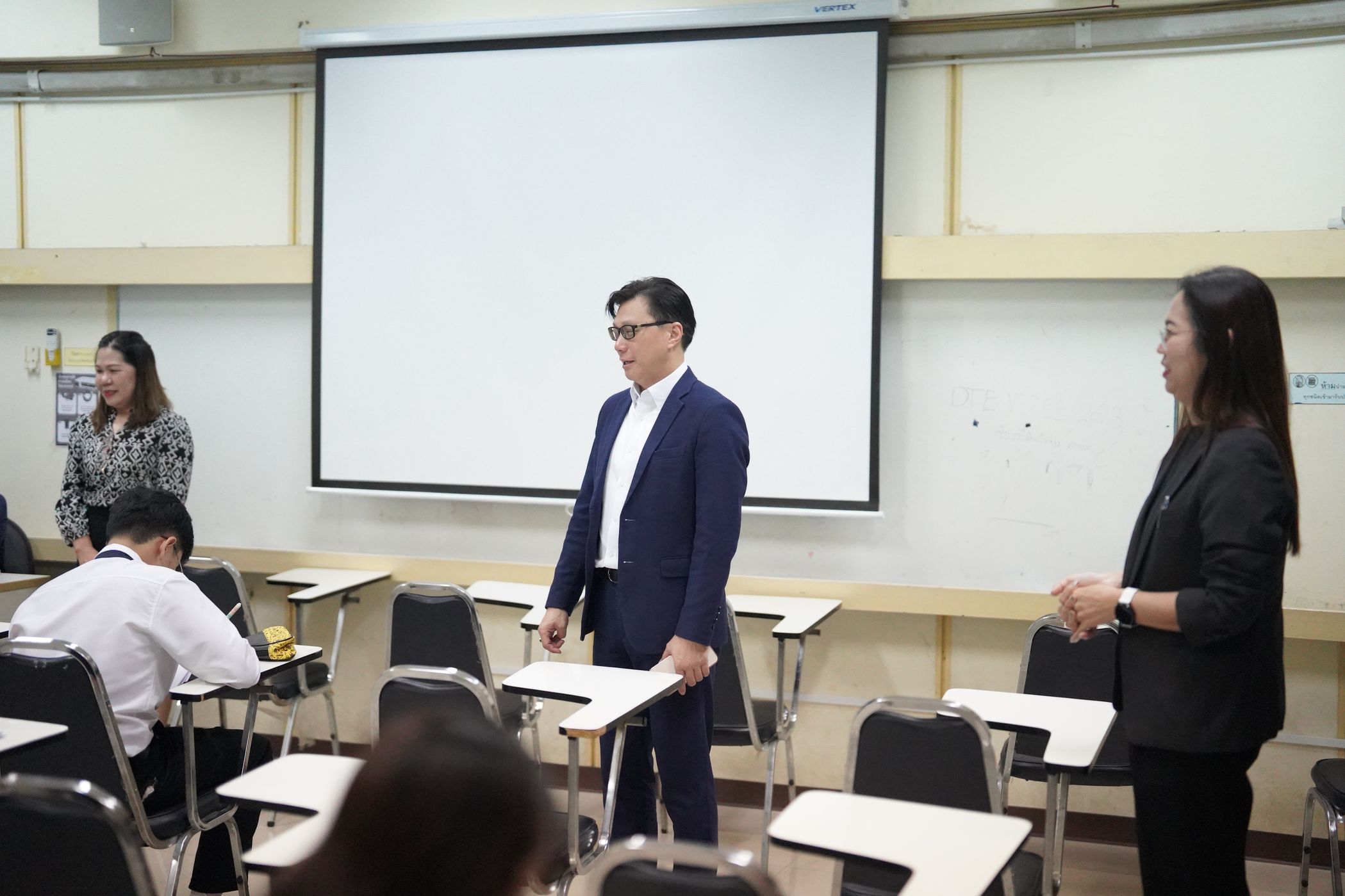 20260901 Dean Visits Encourages Students Midterm Examinations
